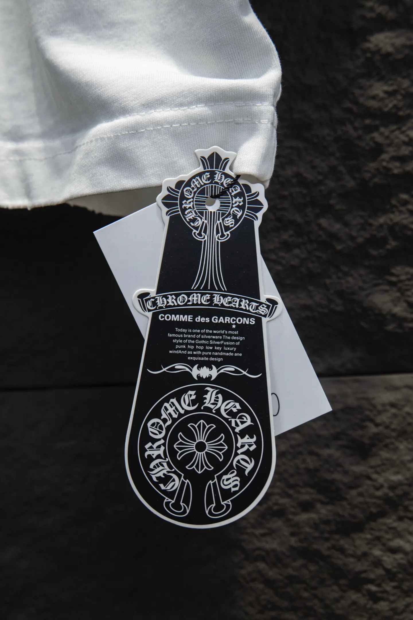 P190 🆕Chrome Hearts os version is really charming and Chrome Hearts is really a must-have. Each season's new version is made to the extreme. It is very practical and can be worn casually. Nice✔️ - ⚠️100% cotton. Made of 32-count double yarn, 260-gram weight fabric and imported knitted carded cotton. The thickness is moderate, drapey and contoured, and the upper body is comfortable! ! It is very tolerant to fat body types and can instantly lose five pounds after wearing it!  Front panel #Back panel Neckline Ironed sponge elements# Imported materials, imported accessories, washed, sandblasted and frayed body, added with handmade elements, which greatly increases the interest of the clothing; unique visual effect. The special fraying effect creates a unique distressed effect. The addition of handmade elements to the body greatly increases the interest of the clothing; it has a unique visual effect. After special fraying effect treatment, a unique distressed effect is formed. An irregular hem is added to the version. This year, Crow Heart is focusing on the version. In the past two years, the oversize version has become the focus of the trend. It has also been a popular staple in the past two years. The change of designers has made this brand an instant hit. The progressive fashion of the times also needs the blood impact of fresh elements and trendy designs in order to continue its glory! It’s stylish both inside and outside, a must-have for high street travel! An absolute "eye-catching style" that can match couples 💏 Color: Sandblasted Black Sandblasted White Size: S M L XL